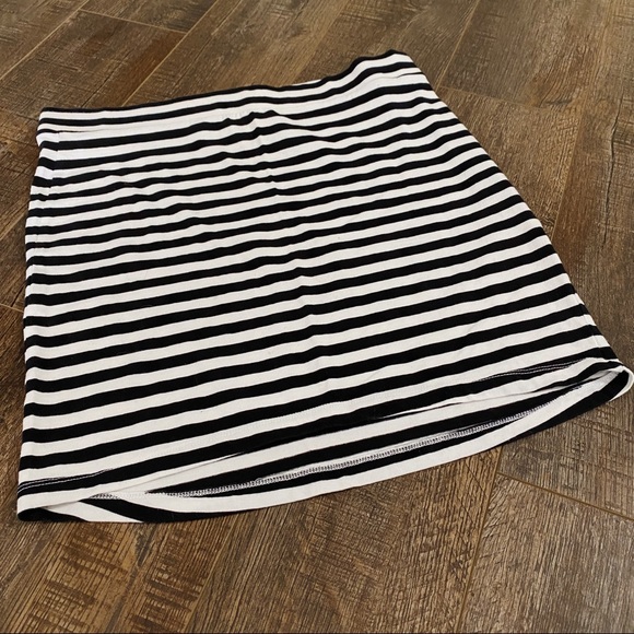 H&M Basic Divided Line Black and White Striped Skirt Size Medium Stretchy - Picture 1 of 4